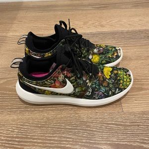 Nike Roshe Floral size 8.5 women’s